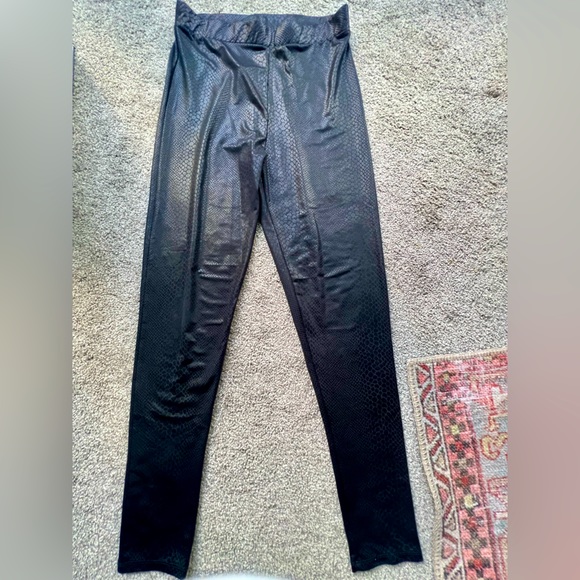 Snakeskin print black leggings. Size US 10 - Picture 4 of 4